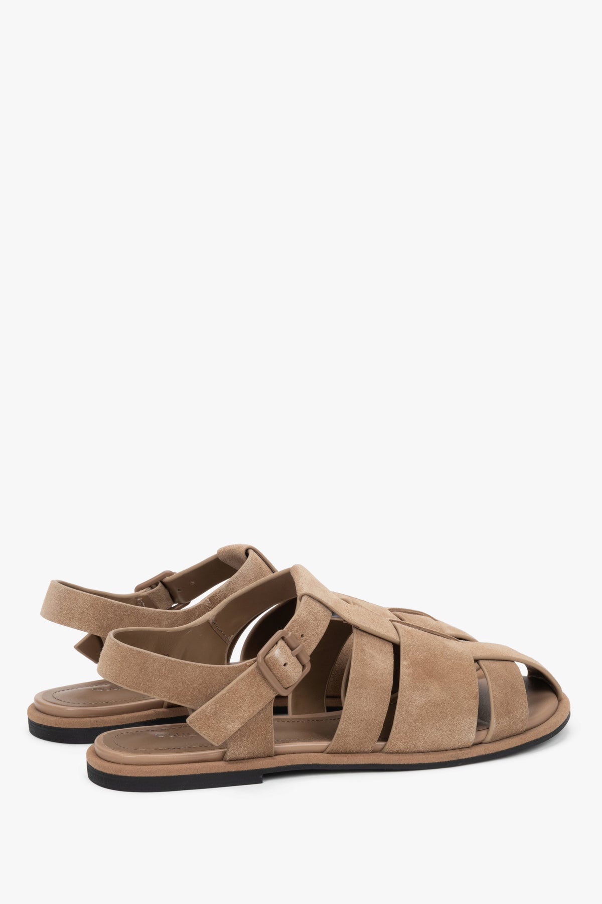 Rückansicht des Fersenbereichs der hellbraunen Sandalen mit Fersenriemen.