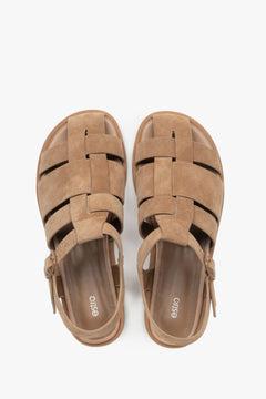 Draufsicht auf das Paar hellbrauner Sandalen mit Chevro-Leder-Innensohle.