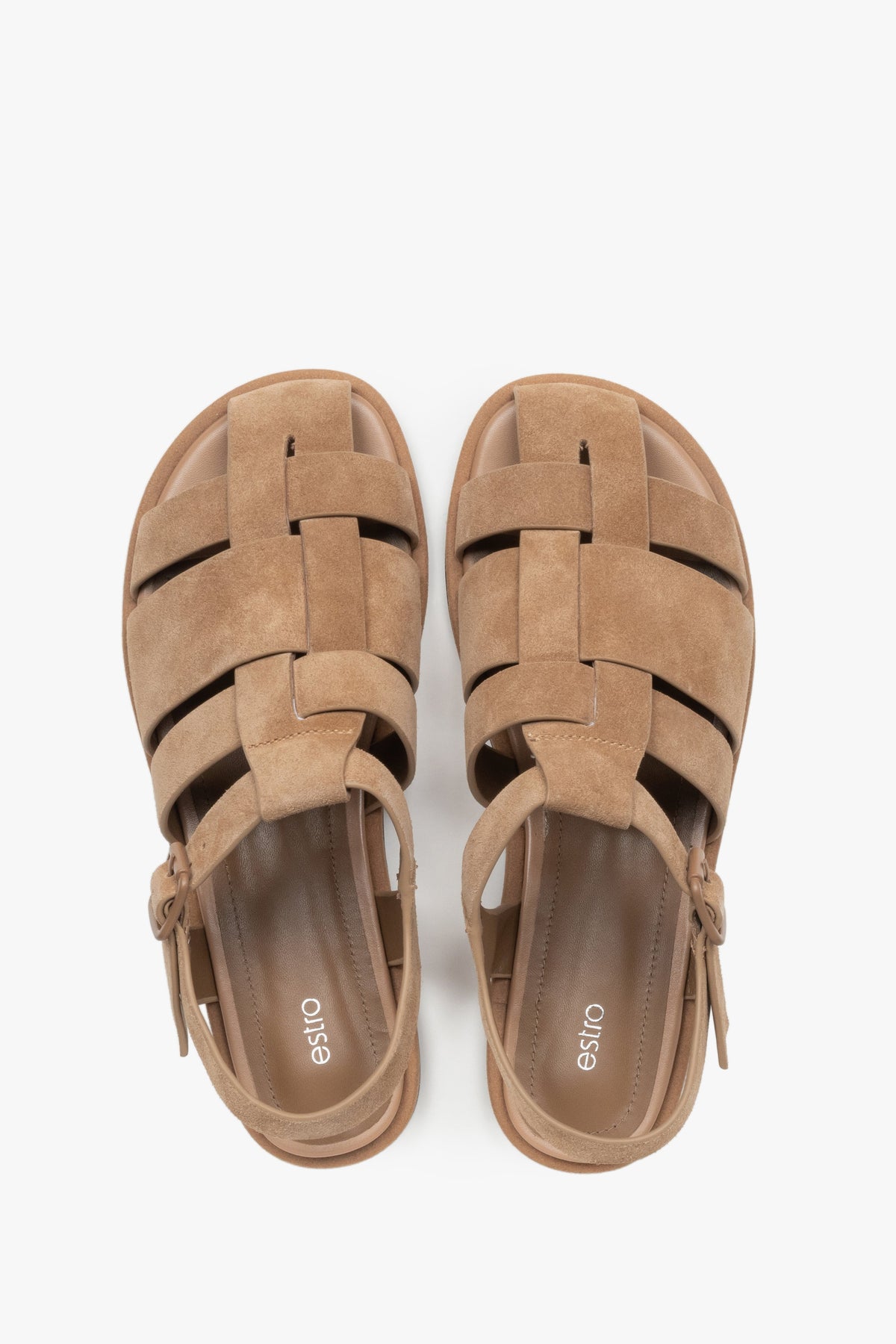 Draufsicht auf das Paar hellbrauner Sandalen mit Chevro-Leder-Innensohle.