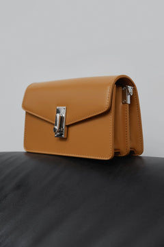 Hellbraune Damen-Schultertasche aus Leder – Taschenpräsentation.