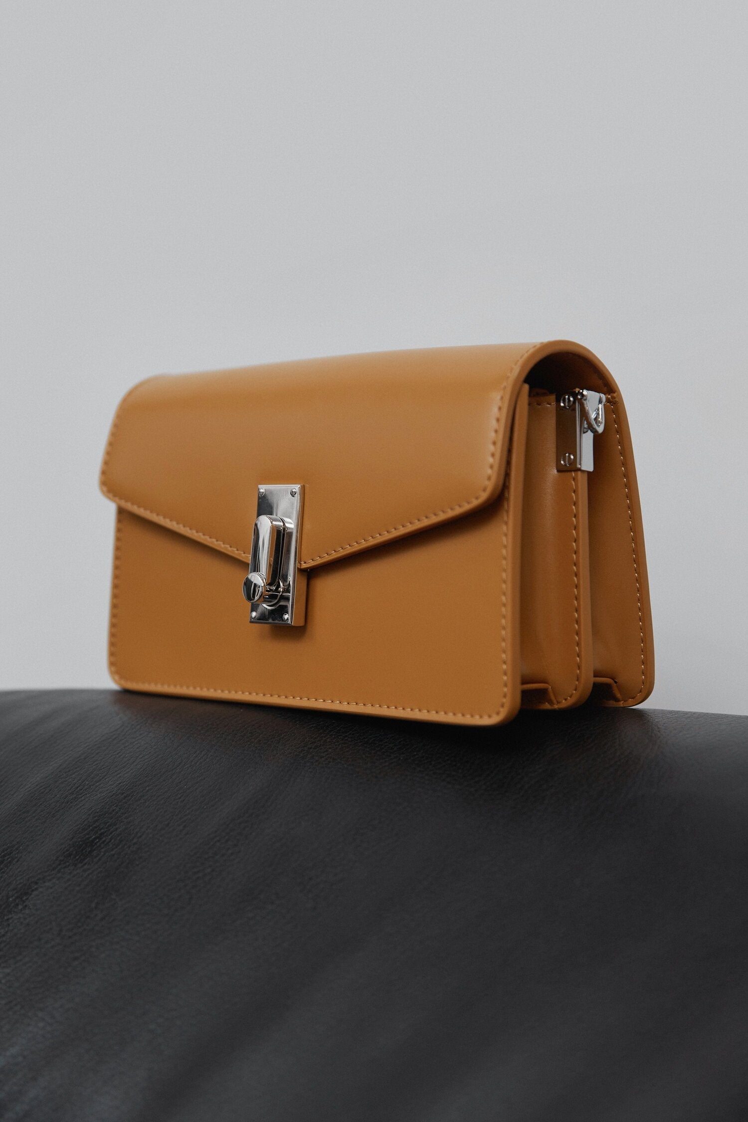 Hellbraune Damen-Schultertasche aus Leder – Taschenpräsentation.