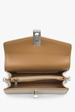 Hellbraune Damenhandtasche aus Leder von Estro – Innenansicht des Modells.