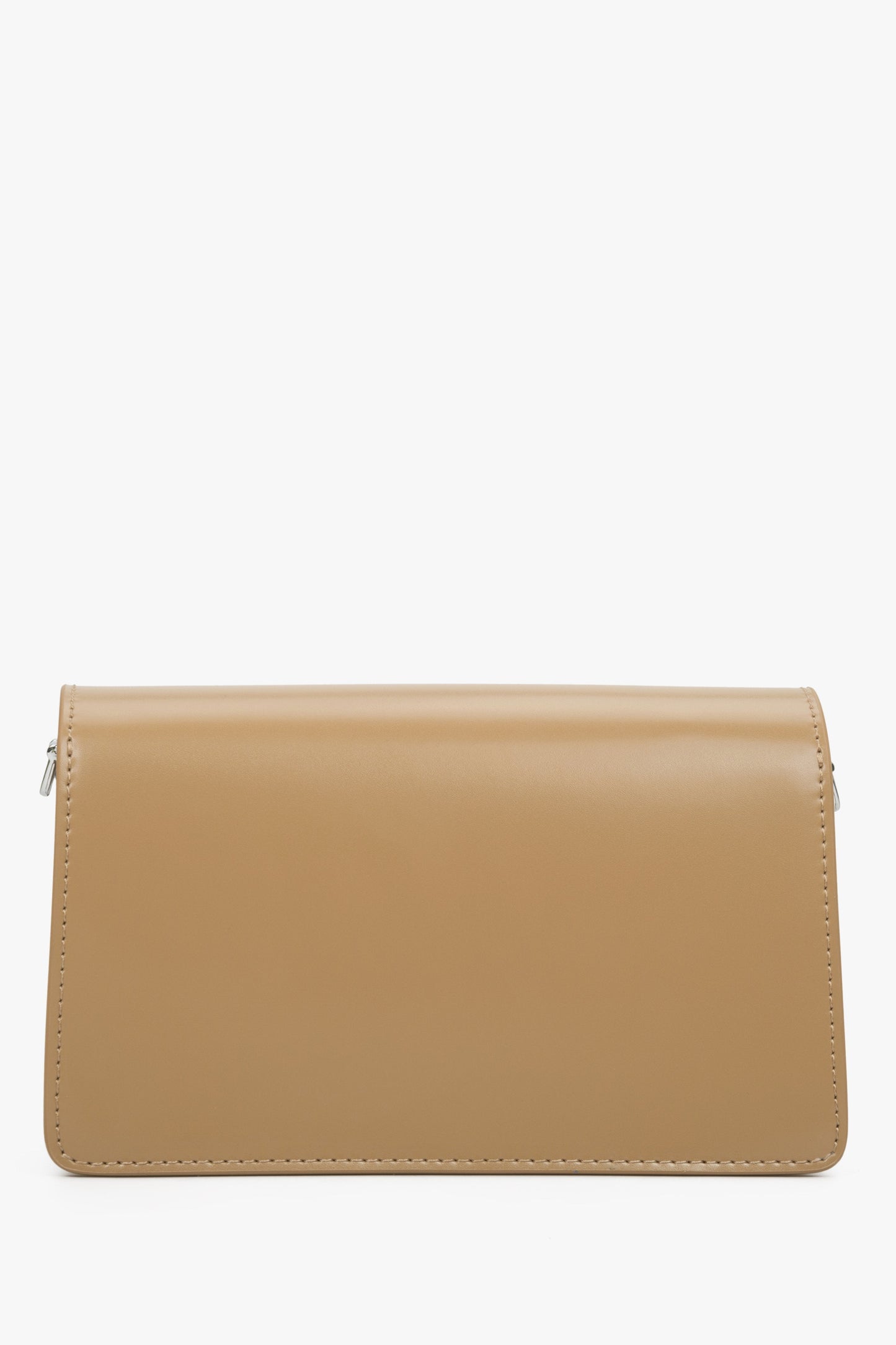 Kleine Damenhandtasche von Estro in Hellbraun – Rückansicht des Modells.