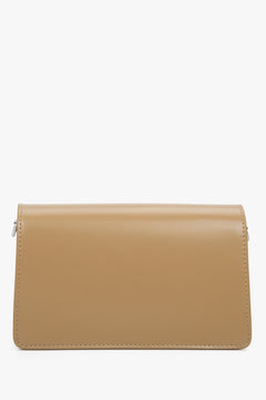 Kleine Damenhandtasche von Estro in Hellbraun – Rückansicht des Modells.