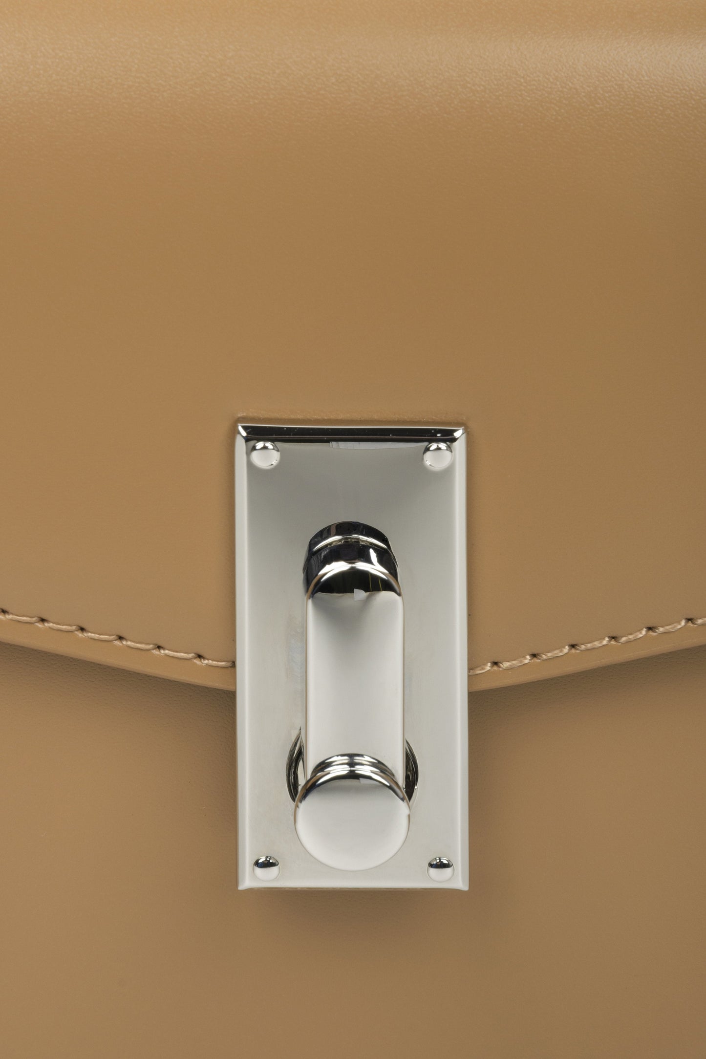 Hellbraune Damen-Schultertasche aus Leder von Estro – Nahaufnahme der Details.