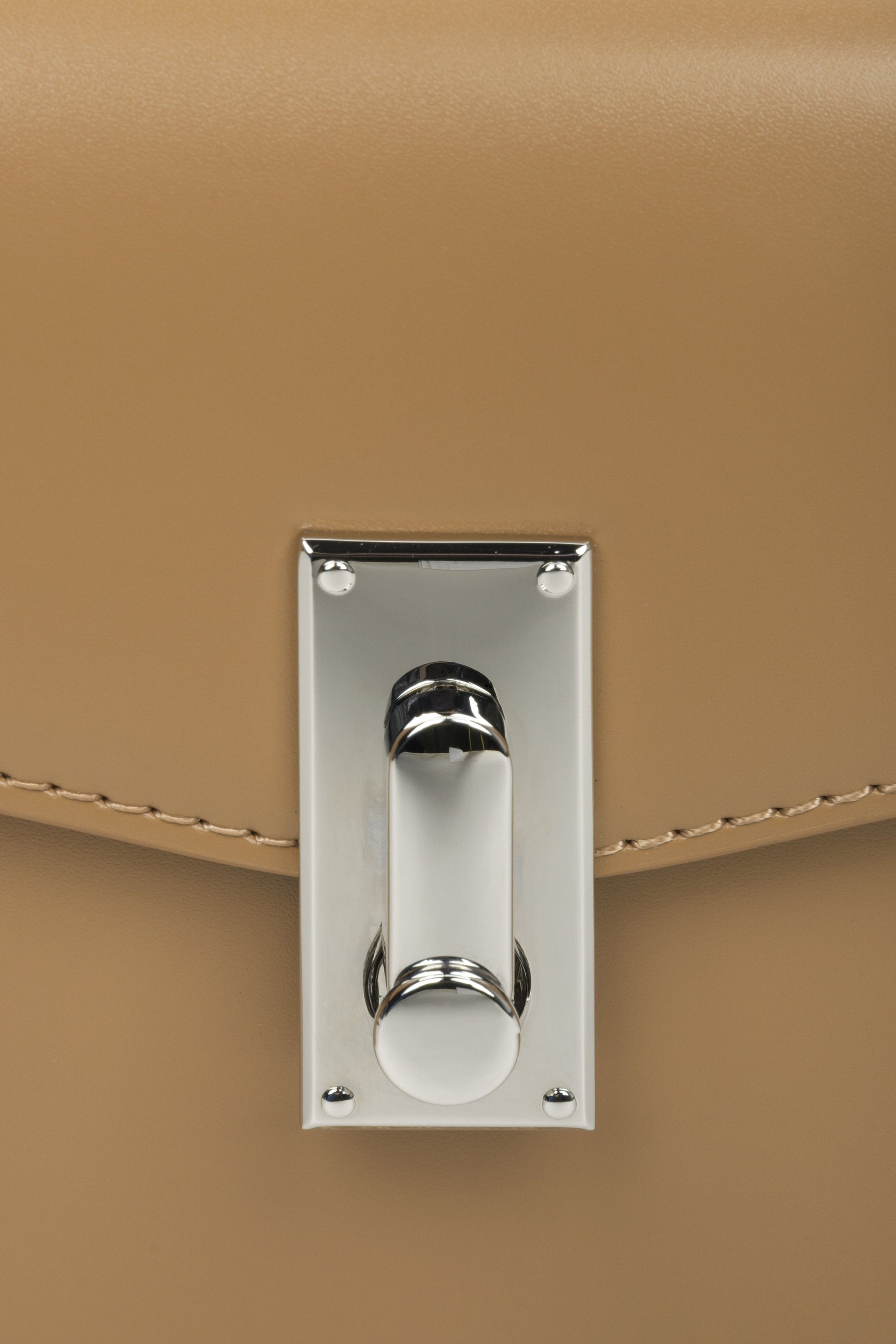 Hellbraune Damen-Schultertasche aus Leder von Estro – Nahaufnahme der Details.