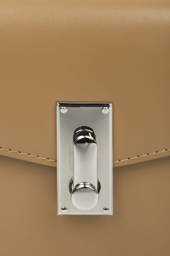 Hellbraune Damen-Schultertasche aus Leder von Estro – Nahaufnahme der Details.