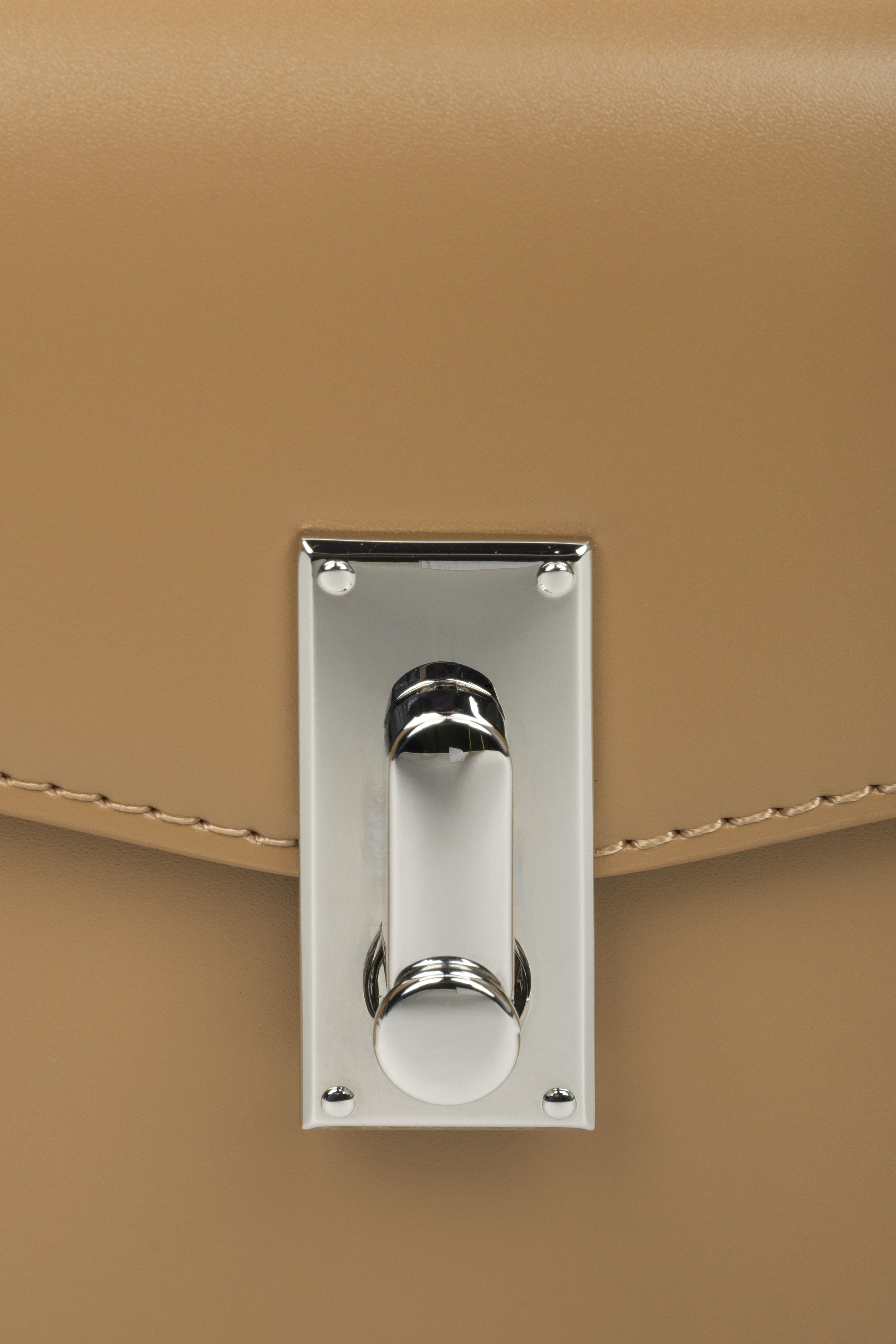 Hellbraune Damen-Schultertasche aus Leder von Estro – Nahaufnahme der Details.