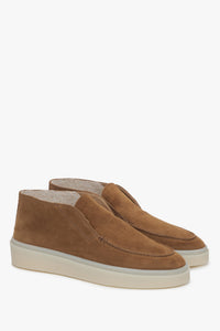 Diagonale Studio-Ansicht des Paares hellbrauner Damen-Wintermokassins aus echtem Premium-Veloursleder mit heller Sohle und weichem Fellfutter von Estro.   
