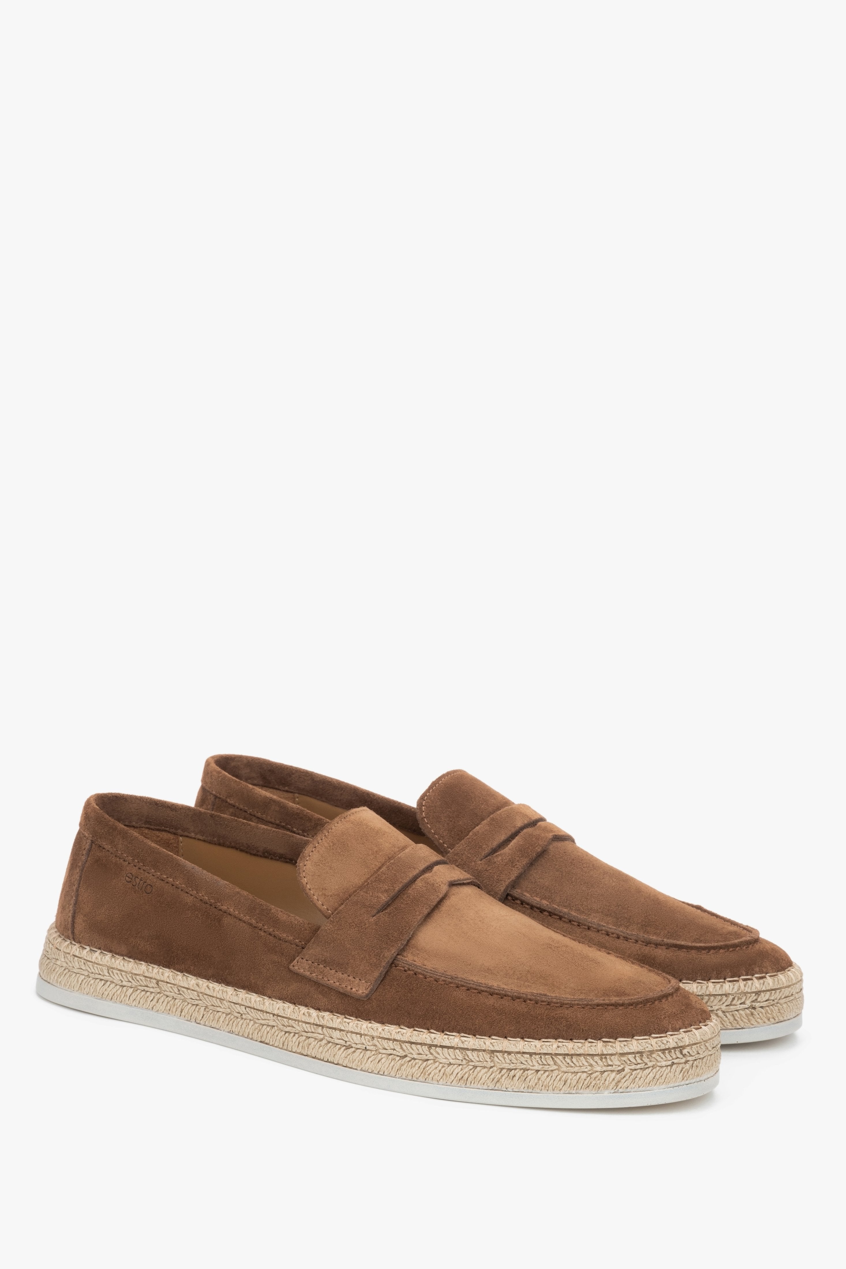 Profilansicht der eleganten Slipper aus hochwertigem italienischem Leder zur Darstellung der Textur.