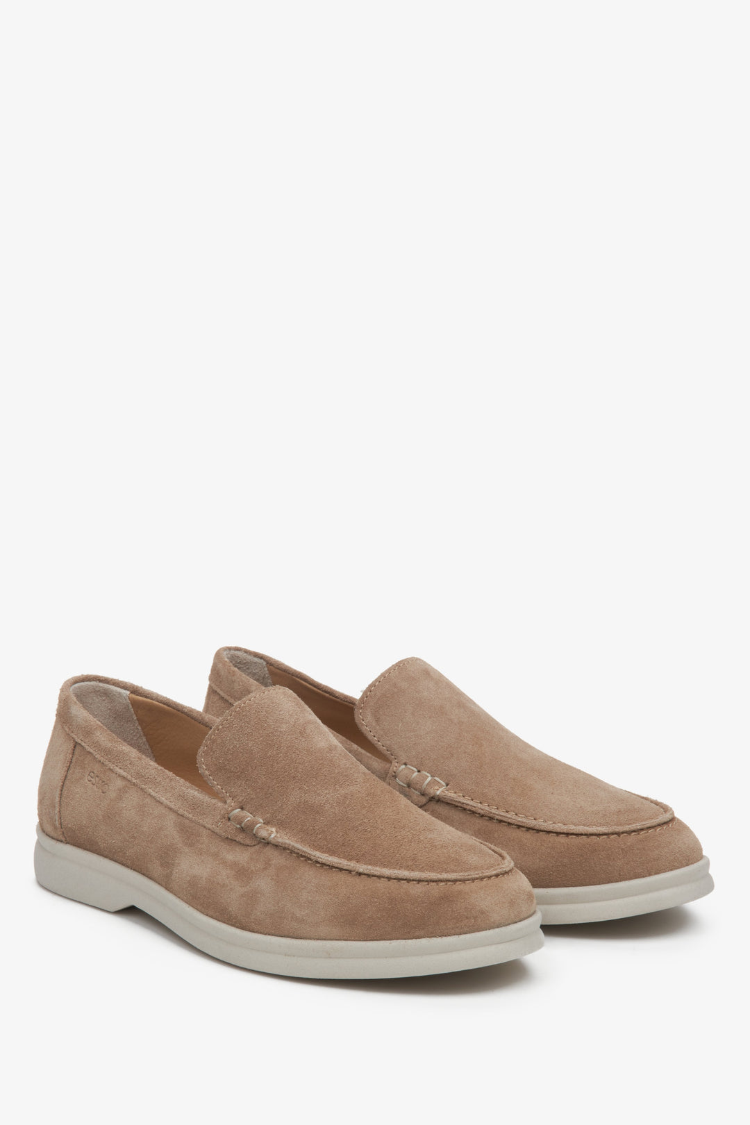 Detailansicht der Schuhspitze und der Seitenlinie der eleganten, hellbraunen Velours-Loafer.
