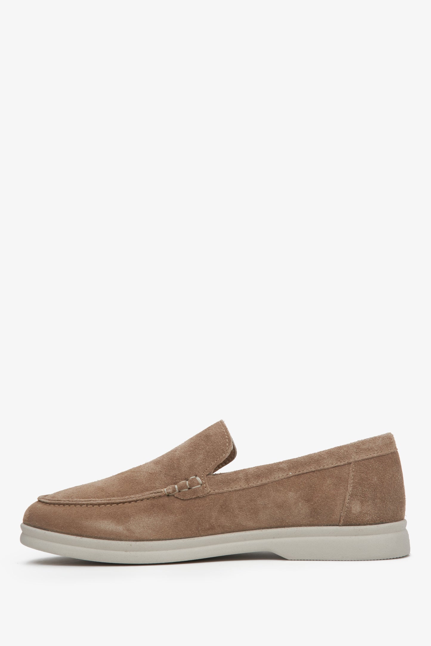 Die klassischen, hellbraunen Velours-Loafer für Damen in der Seitenansicht.