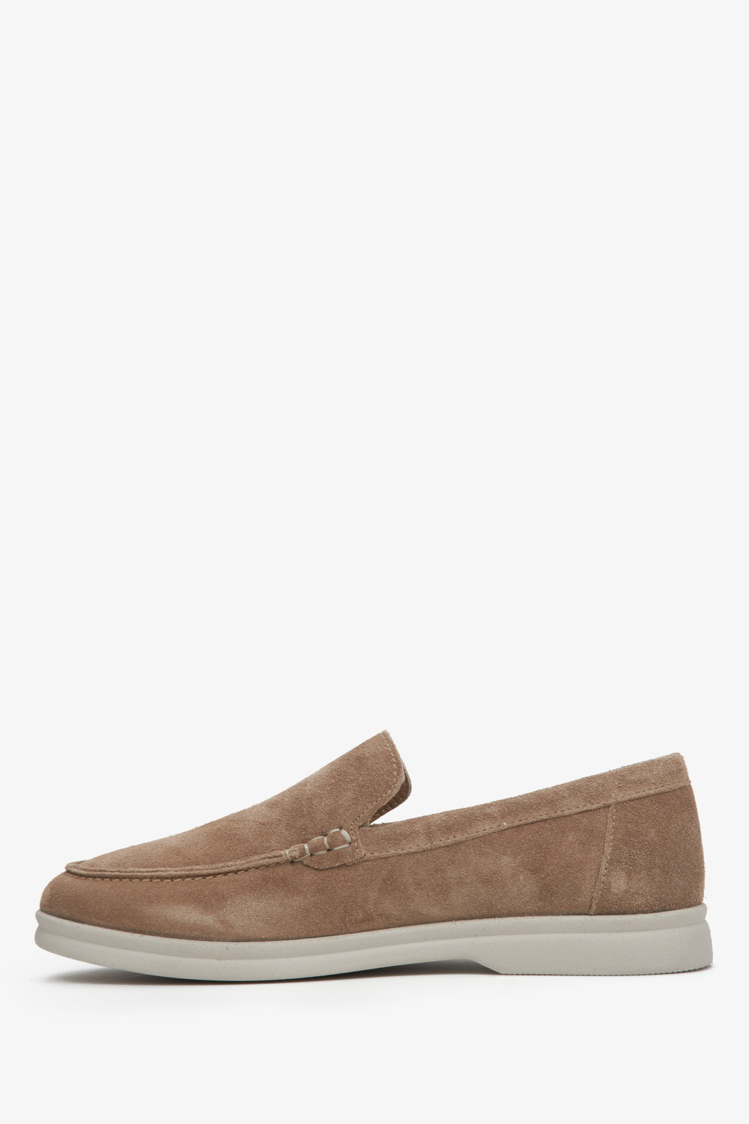 Die klassischen, hellbraunen Velours-Loafer für Damen in der Seitenansicht.