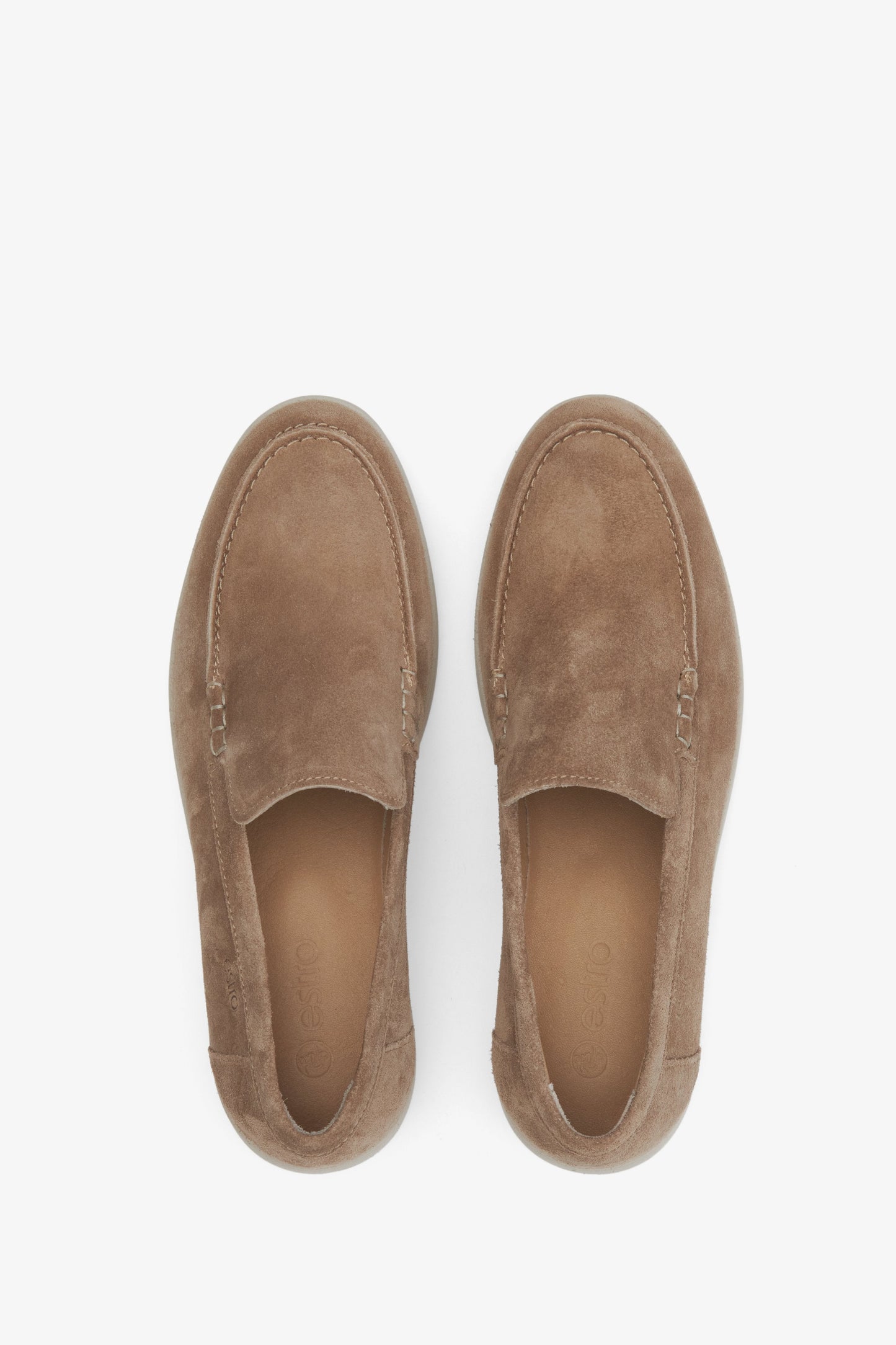 Draufsicht auf die femininen, hellbraunen Velours-Loafer für Damen.