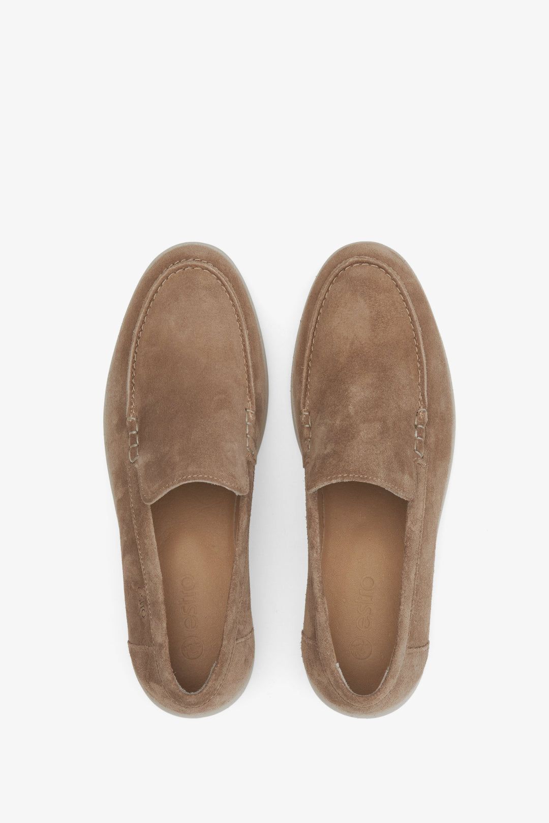 Draufsicht auf die femininen, hellbraunen Velours-Loafer für Damen.