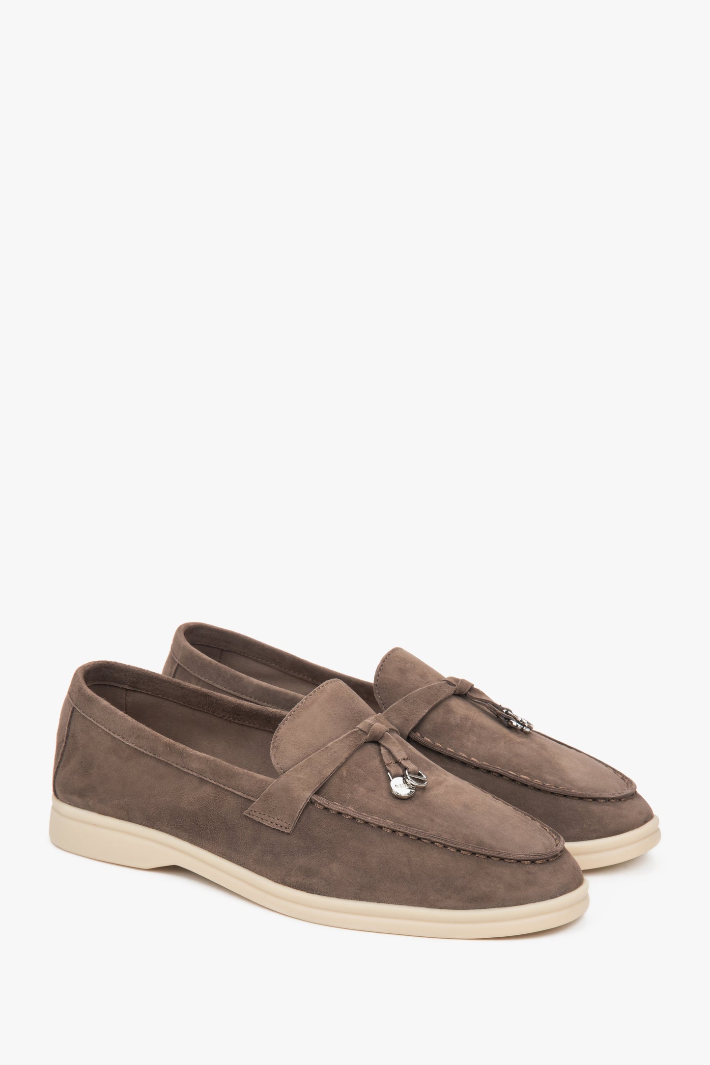 Hellbraune Damen-Mokassins von Estro aus weichem Veloursleder mit Zierquaste. 