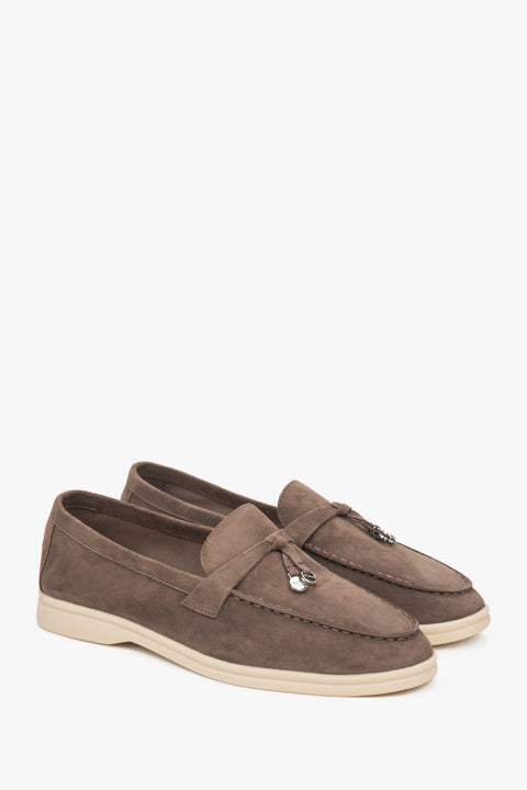 Hellbraune Damen-Mokassins von Estro aus weichem Veloursleder mit Zierquaste. 