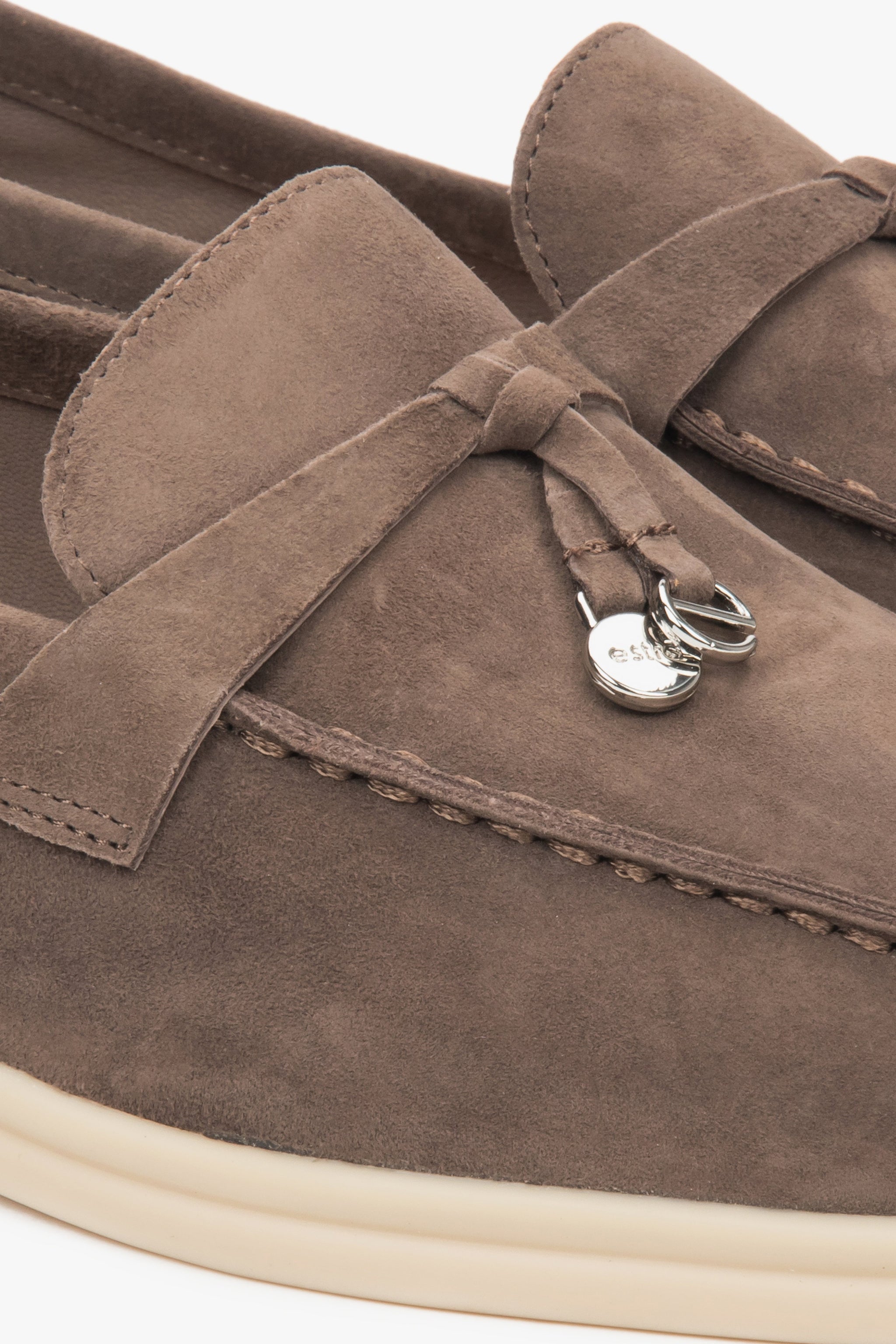 Hochwertige hellbraune Slip-on-Schuhe für Damen aus der aktuellen Estro Kollektion.
