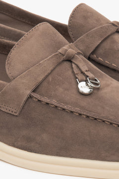 Hochwertige hellbraune Slip-on-Schuhe für Damen aus der aktuellen Estro Kollektion.