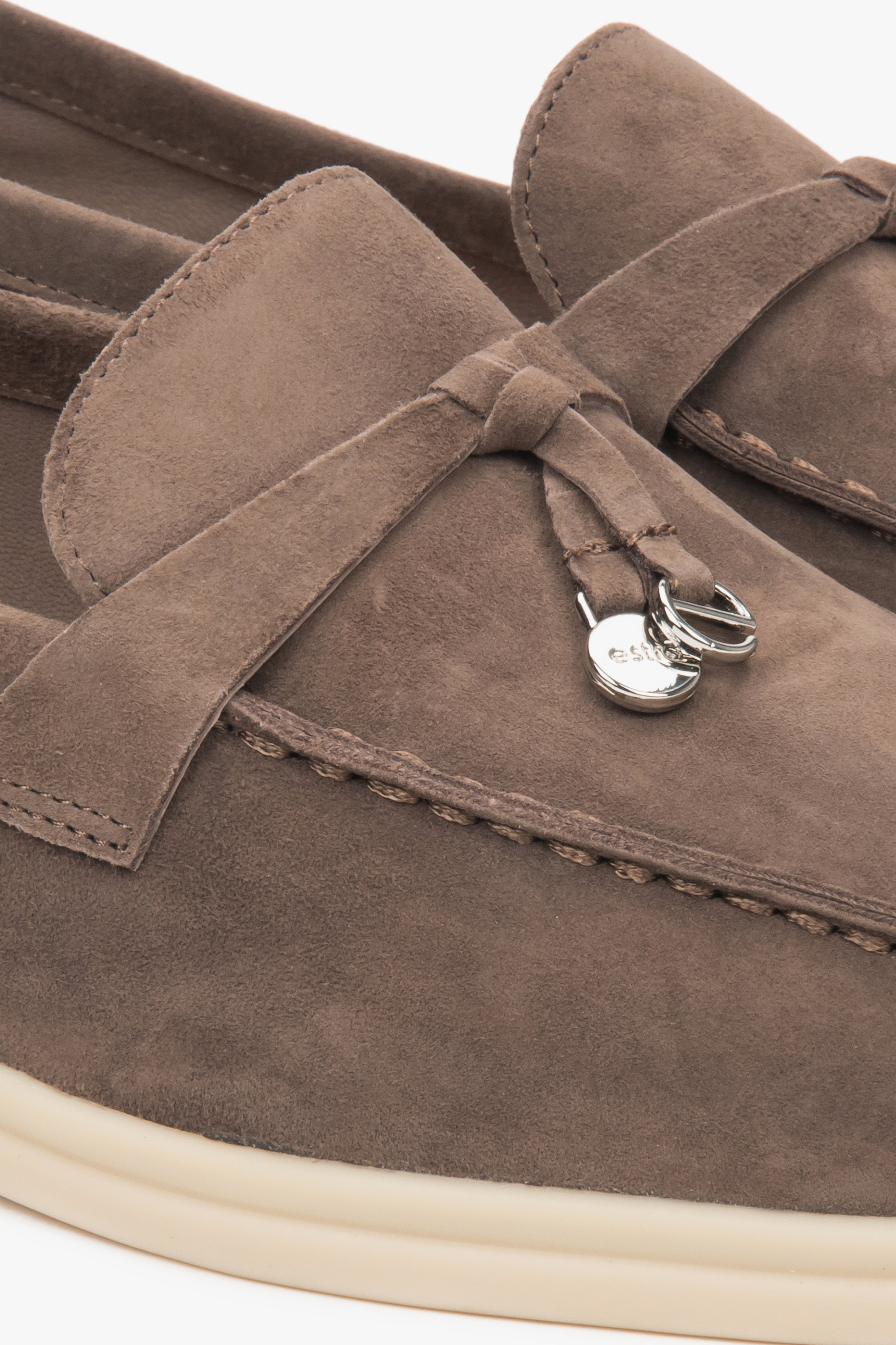 Hochwertige hellbraune Slip-on-Schuhe für Damen aus der aktuellen Estro Kollektion.