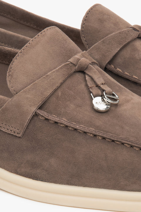 Hochwertige hellbraune Slip-on-Schuhe für Damen aus der aktuellen Estro Kollektion.