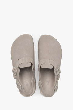 Damen-Clogs aus hellgrauem Velours von Estro – Ansicht von oben.