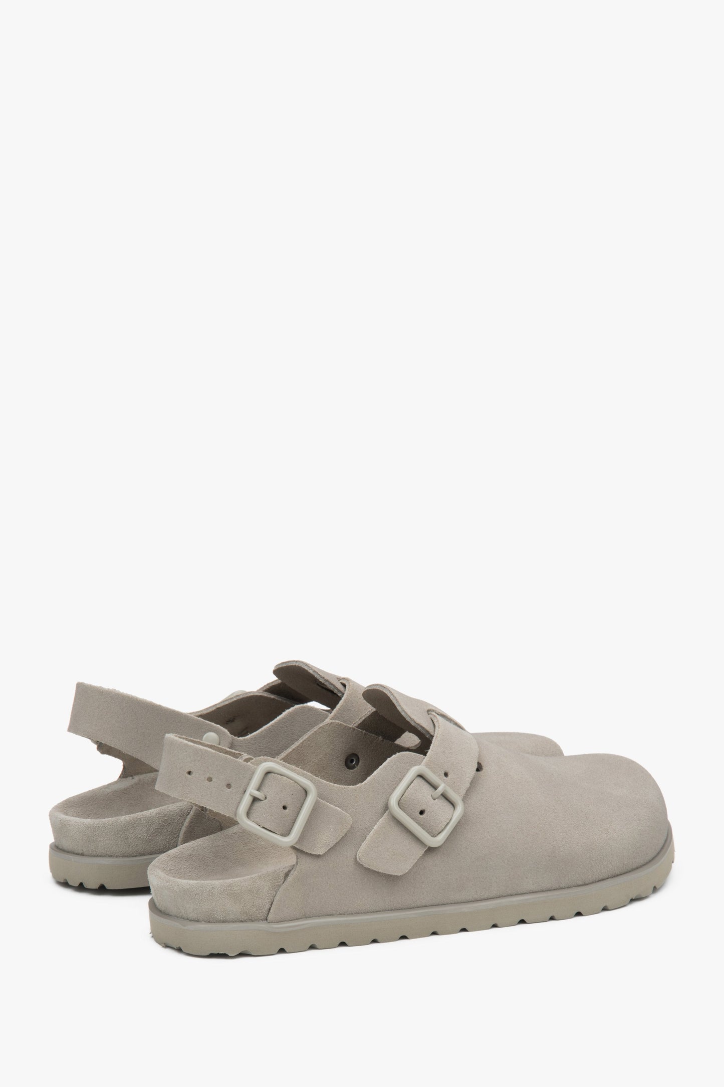 Elegante Clogsandalen aus hellgrauem Velours von Estro.