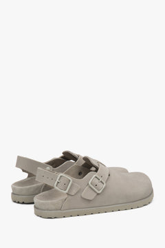 Elegante Clogsandalen aus hellgrauem Velours von Estro.