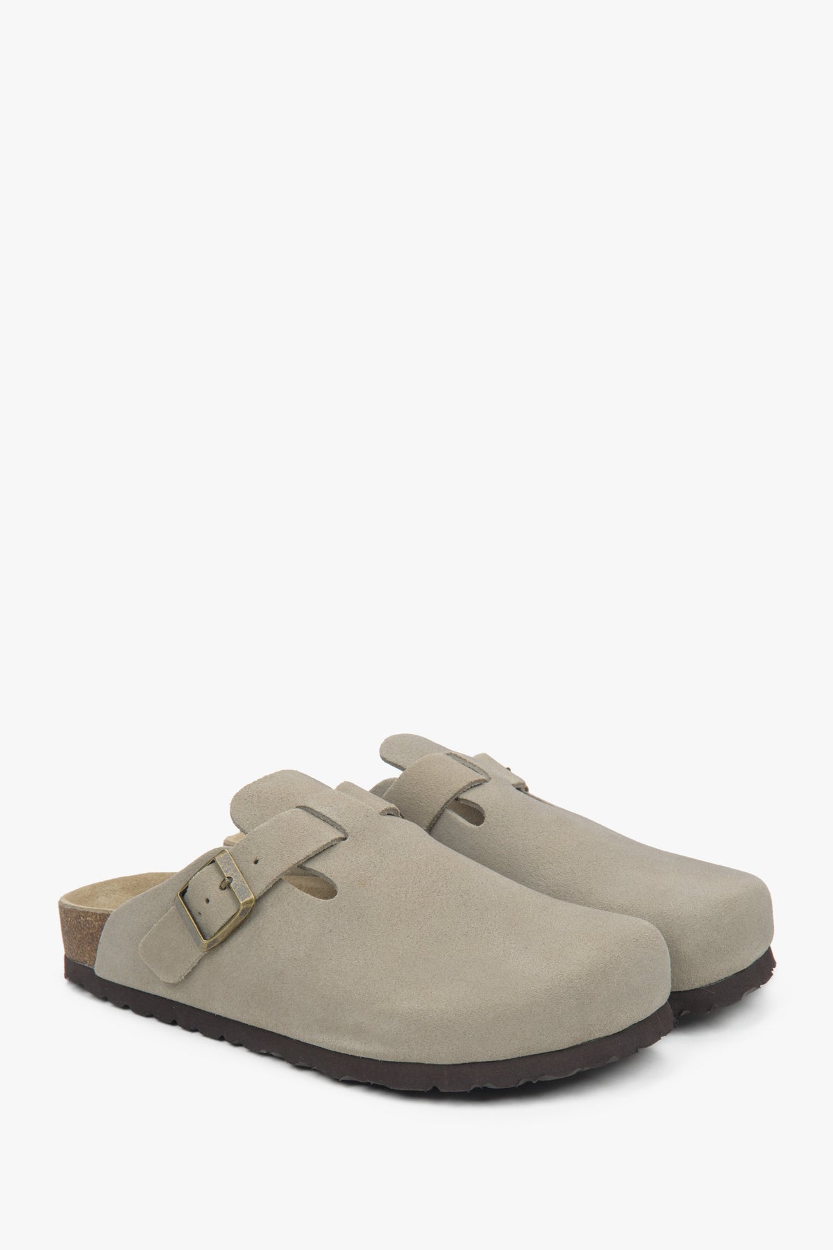 Schräge Ansicht des Paares hellgrauer Velours-Clogs mit Schnalle.
