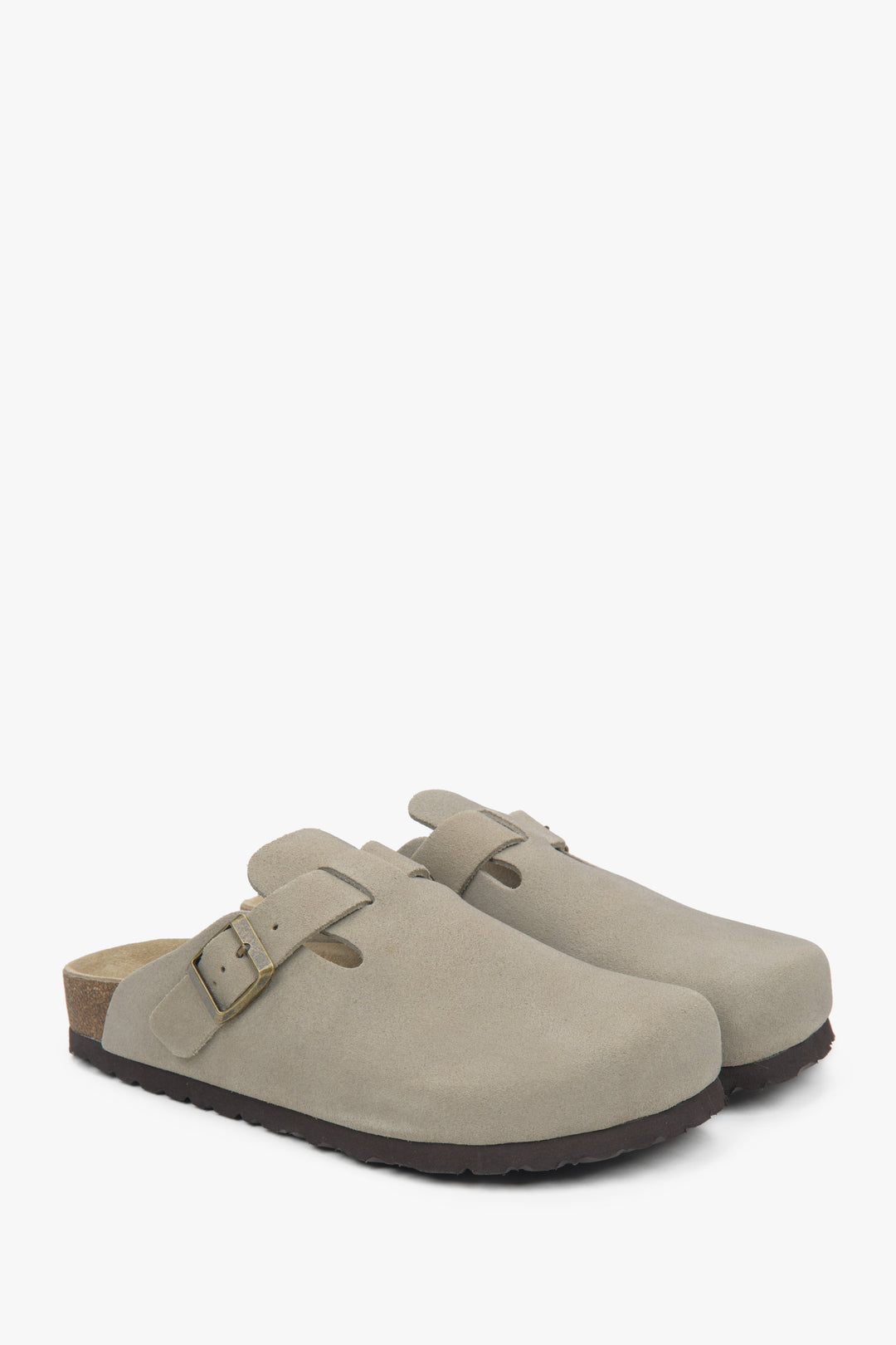 Schräge Ansicht des Paares hellgrauer Velours-Clogs mit Schnalle.