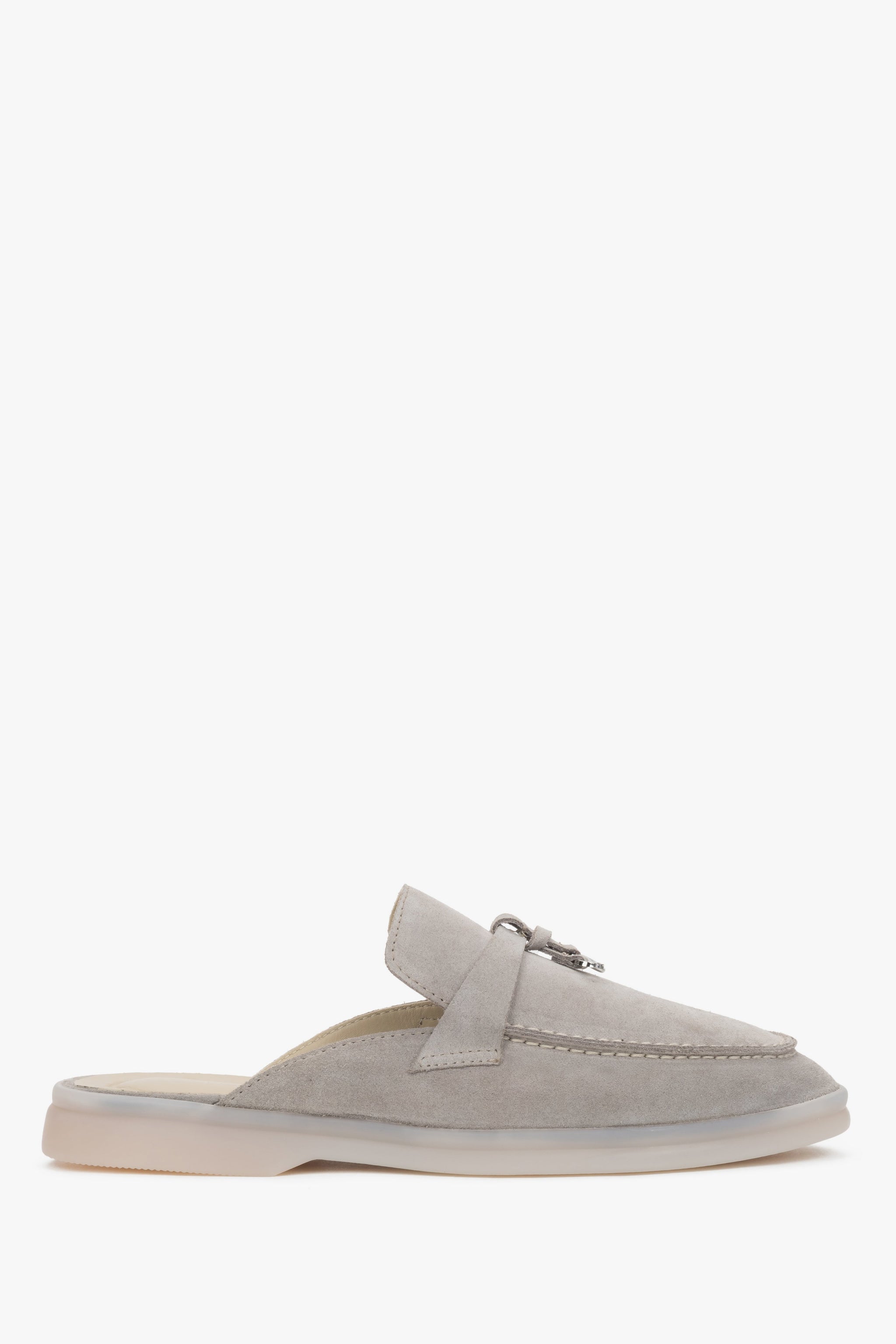 Seitenansicht der hellgrauen Damen Mules aus Premium-Veloursleder mit dekorativem Quast.