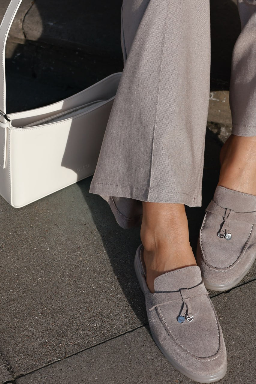 Hellgraue Damen-Mules im Styling-Look mit grauem Anzug und heller Tasche