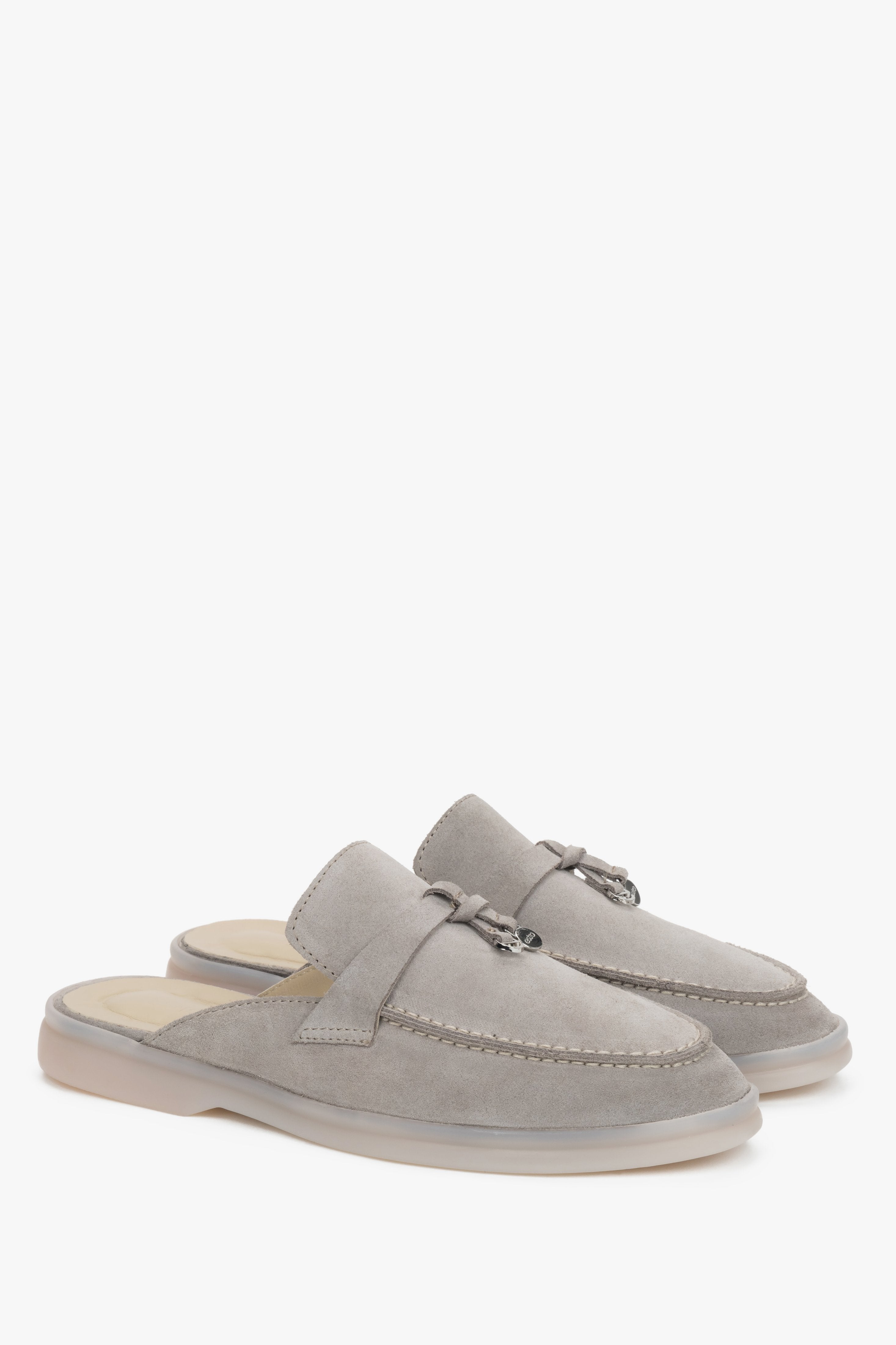 Die hellgrauen Slipper von Estro in einer Schrägansicht zur Darstellung der weichen Materialstruktur.
