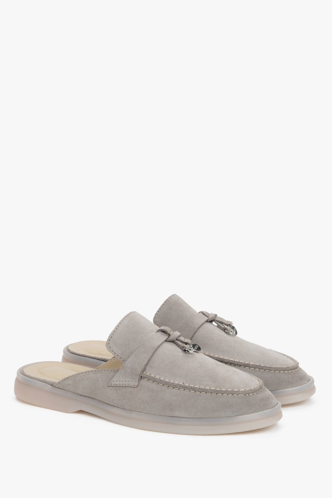 Die hellgrauen Slipper von Estro in einer Schrägansicht zur Darstellung der weichen Materialstruktur.
