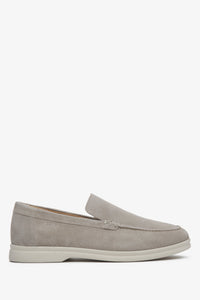 Hellgraue Loafer für Damen aus echtem Velours Estro ER00113368.