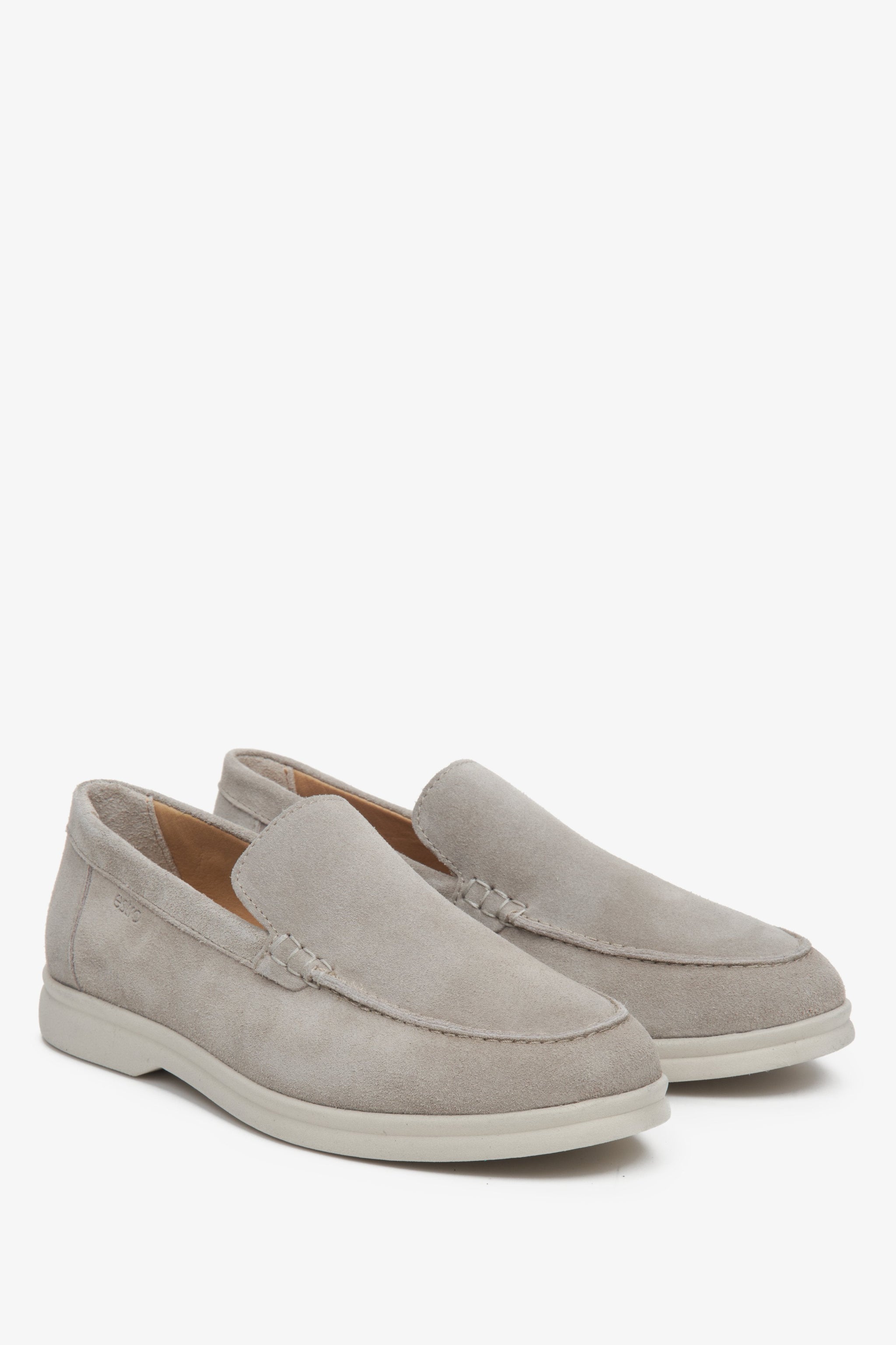 Elegante Loafer für Damen aus hellgrauem Velours – Präsentation der Schuhspitze und Vorderpartie.