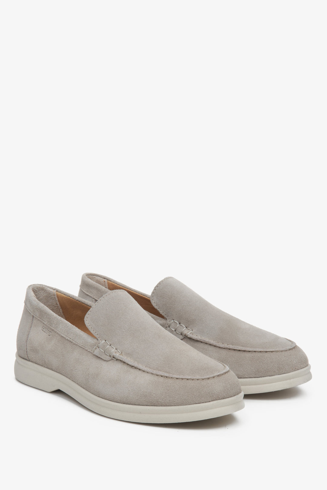 Elegante Loafer für Damen aus hellgrauem Velours – Präsentation der Schuhspitze und Vorderpartie.