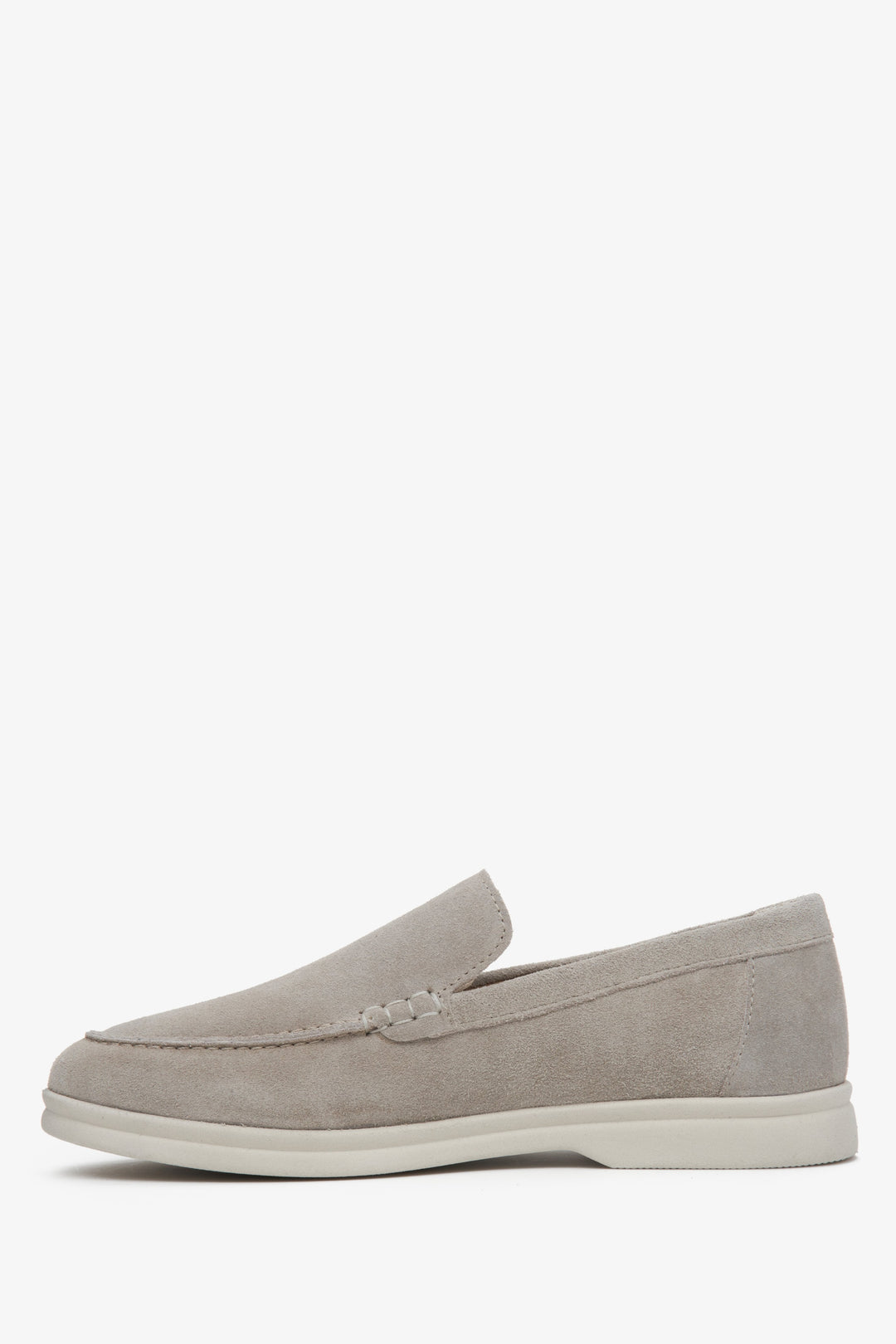 Klassische Damen-Loafer aus hellgrauem Velours – Präsentation der Schuhe von der gegenüberliegenden Seite.