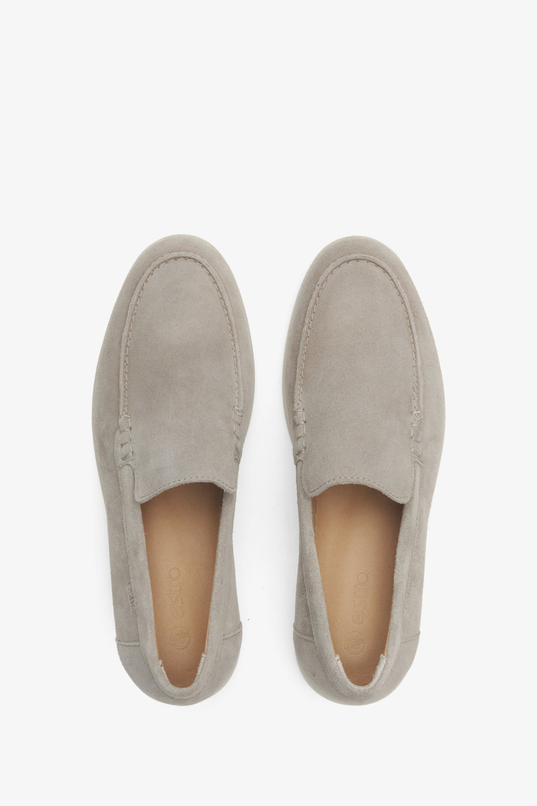 Feminine Loafer aus hellgrauem Velours – Ansicht der Schuhe von oben.