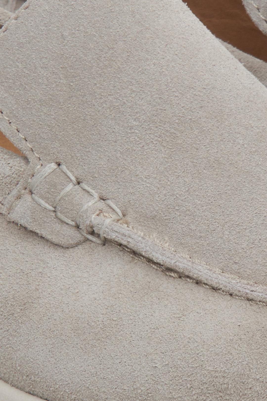Damen-Loafer aus hellgrauem Velours – Nahaufnahme der Details.