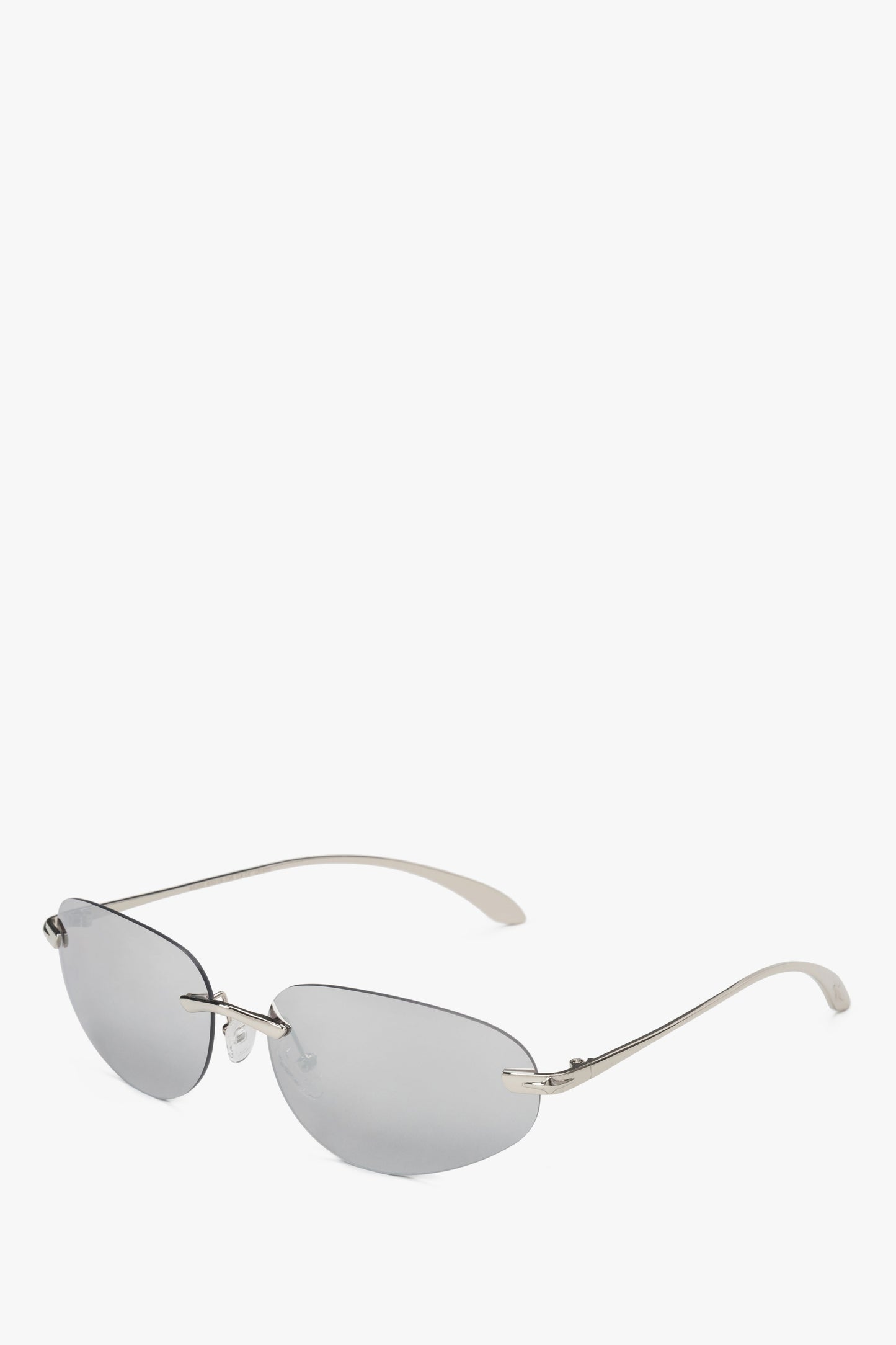 Schräge Seitenansicht der minimalistischen Sonnenbrille mit Edelstahlbügeln.