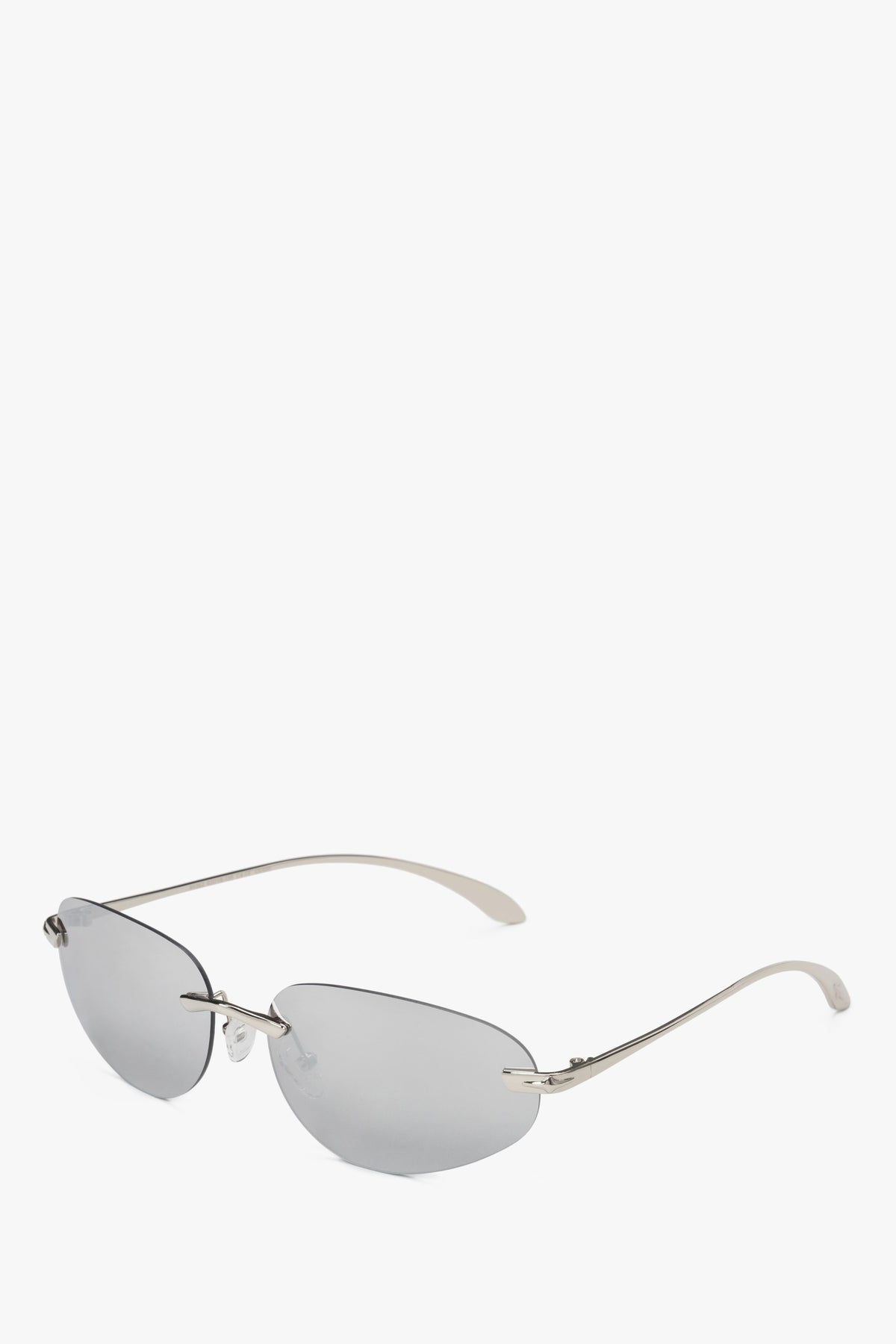 Schräge Seitenansicht der minimalistischen Sonnenbrille mit Edelstahlbügeln.