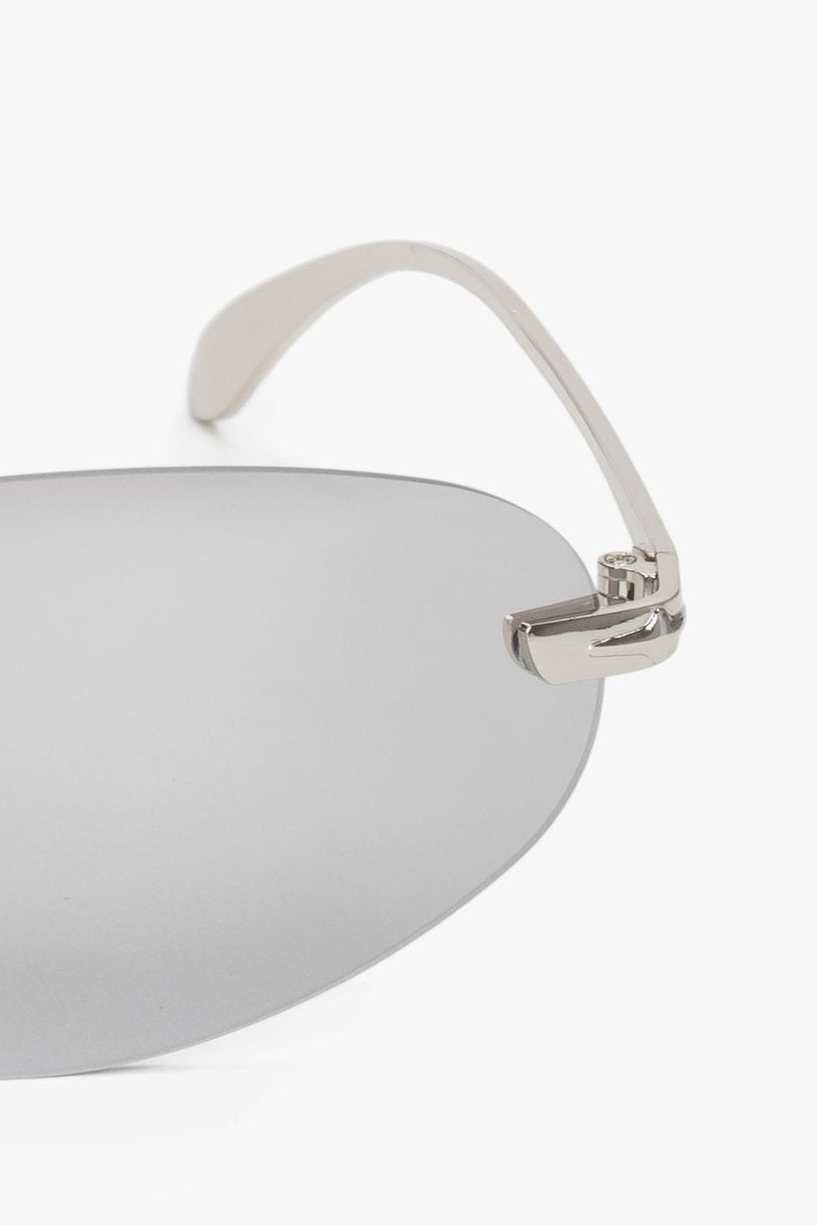 Nahaufnahme der hellgrauen Acryllinsen der rahmenlosen Sonnenbrille.