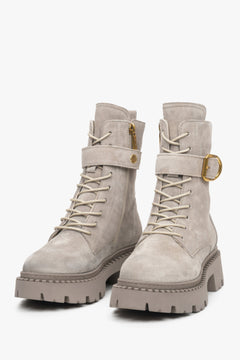 Graue Damen-Winter-Boots von Estro aus echtem Veloursleder mit Schnürung, Reißverschluss und dekorativer Schnalle – Nahaufnahme der Schuhspitze.