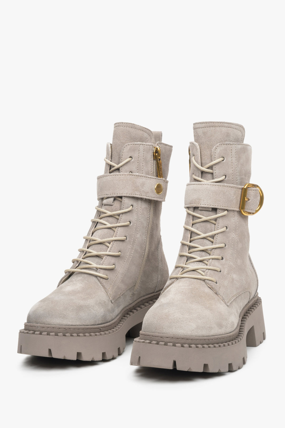 Graue Damen-Winter-Boots von Estro aus echtem Veloursleder mit Schnürung, Reißverschluss und dekorativer Schnalle – Nahaufnahme der Schuhspitze.
