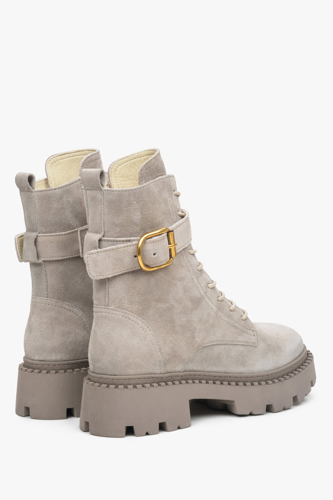 Damen-Winter-Workboots, hoch, aus grauem Wildleder – Nahaufnahme von Profil und Ferse des Schuhs.