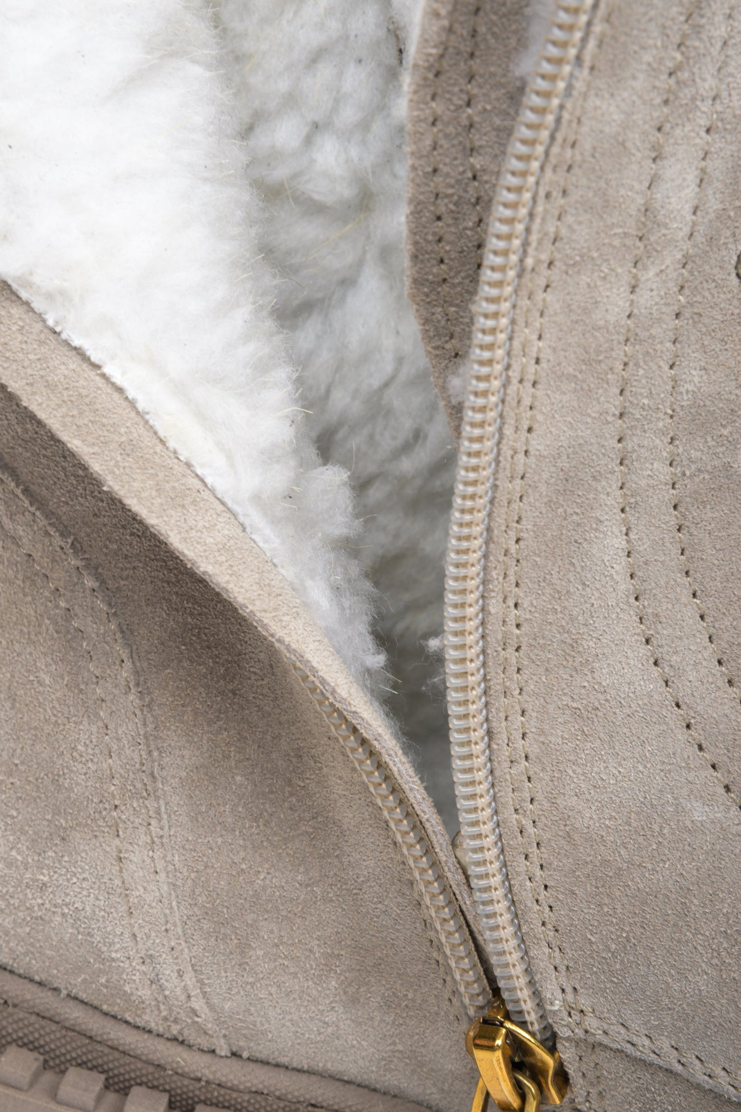 Graue Damen-Winter-Workboots aus Wildleder von Estro – Nahaufnahme des weichen Schuhinnenraums.