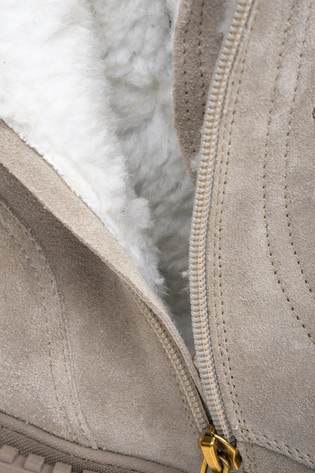Graue Damen-Winter-Workboots aus Wildleder von Estro – Nahaufnahme des weichen Schuhinnenraums.