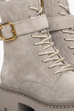 Graue Damen-Winter-Workboots aus echtem Velours von Estro – Nahaufnahme der Details.