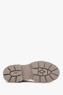 Graue Damen-Winter-Workboots aus Wildleder von Estro – Nahaufnahme der Schuhsohle.